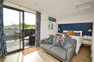 Studio space- click for photo gallery